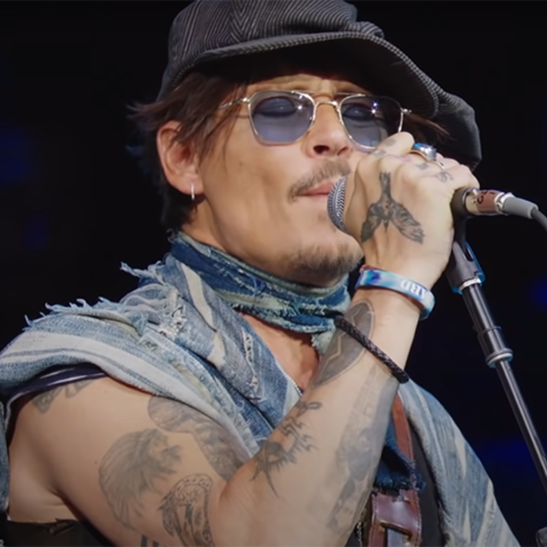 جوني ديب يغني