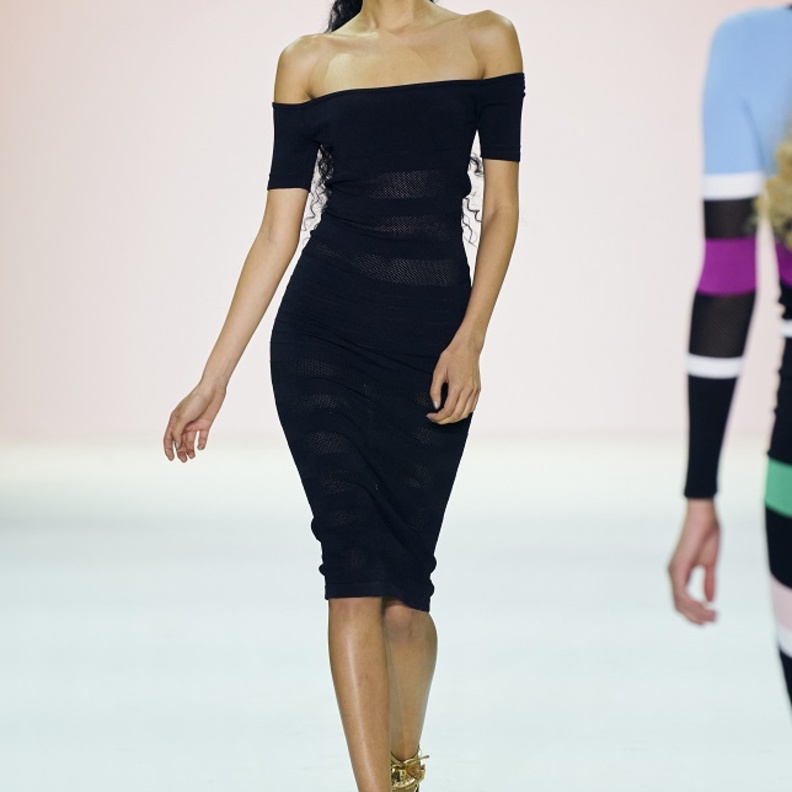 طرق تنسيق الفساتين الضيقة لإطلالة شيك أنيقة بأسلوب Sergio Hudson