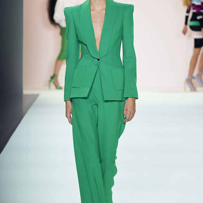 بدلات رسمية راقية وخضراء لتتألقي بها في مناسبات صيف 2022