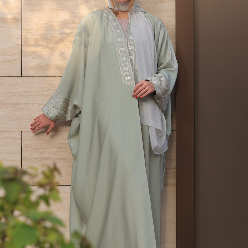 تطريزات ناعمة زيّنت العباية الراقية باللون الأخضر الفاتح من Shamla Abayas