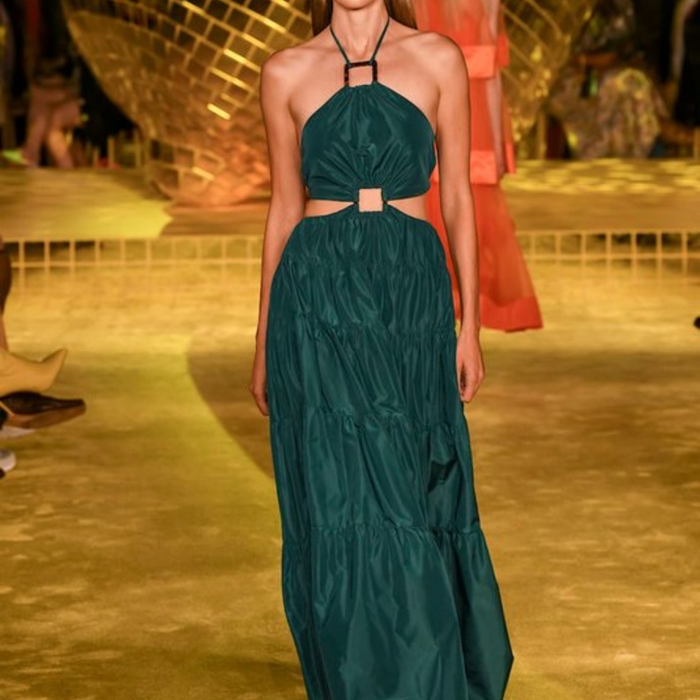 أحدث موديلات فساتين عصرية تزينها الفتحات موضة صيف 2022