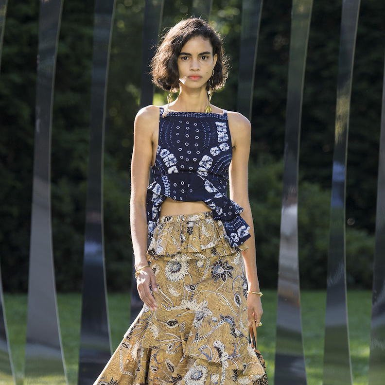 أجمل موديلات تنانير ماكسي مع أفكار لتنسيقها لمشاوير صيف 2022