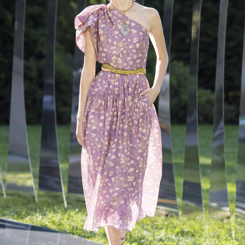 موديلات فساتين كاجوال بكتف واحد لصيف 2022