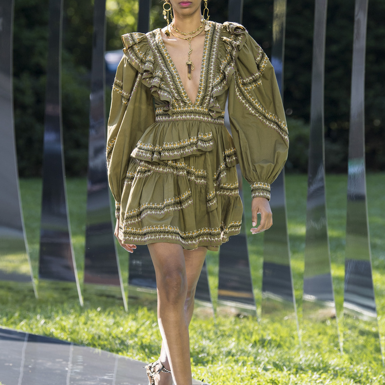 أفكار تنسيق فساتين باللون الزيتي موضة صيف 2022