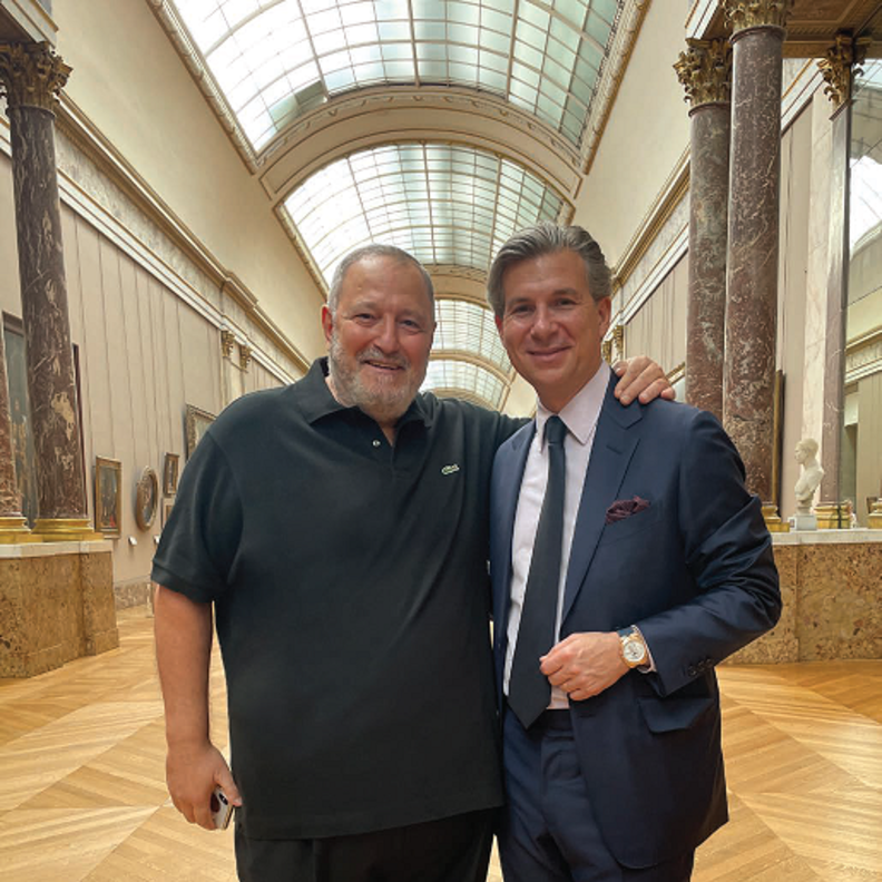 الزميل عدنان الكاتب مع "لويس فيرل" الرئيس التنفيذي ل"فاشرون كونستانتين" خلال الجولة داخل "اللوفر"