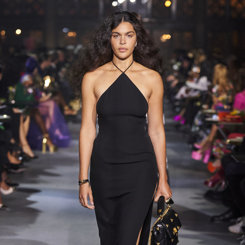 أحدث موديلات فساتين سوداء لمناسبات صيف 2022