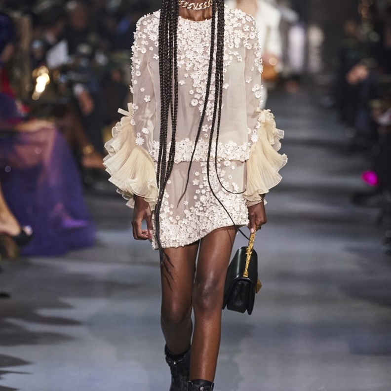 تنسيق إطلالات مميّزة للصيف بأسلوب الطقم صيحة الموسم من Valentino