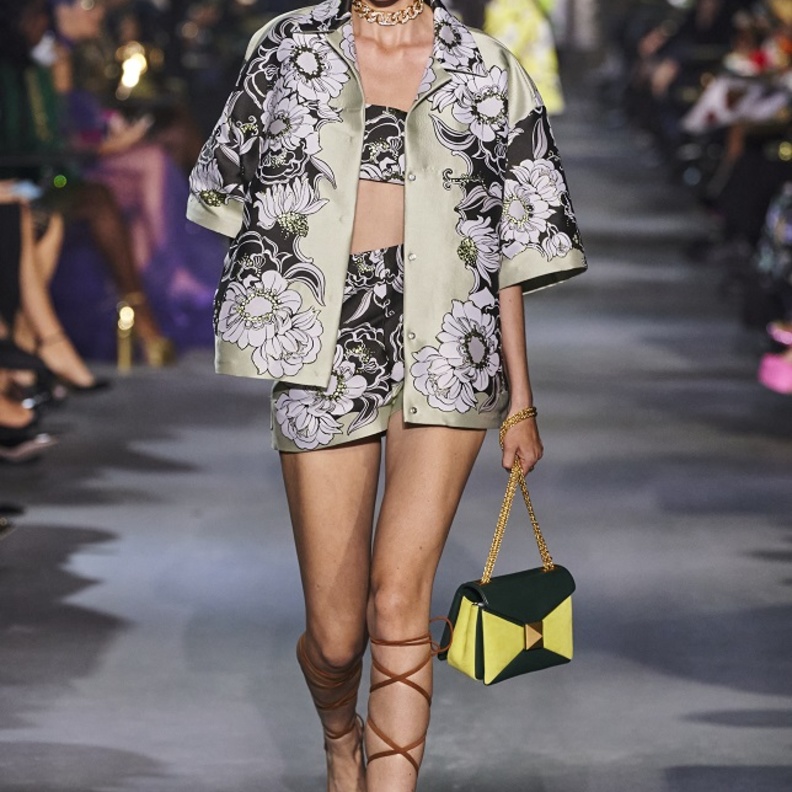 تنسيق الشورت للوك صيفي لافت من Valentino