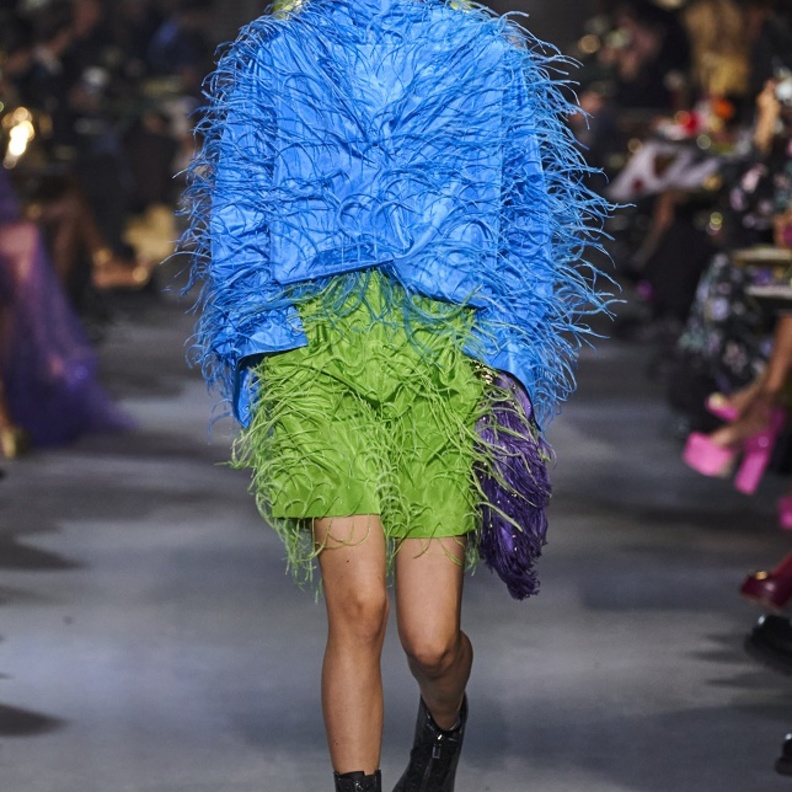 تنسيق اللّون الأخضر مع الأزرق بأسلوب Valentino المميّز صيحة موسم صيف 2022