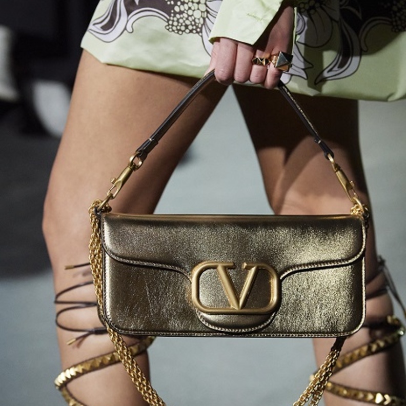 موديلات حقائب برونزية مميّزة صيحة صيف 2022 بأسلوب Valentino