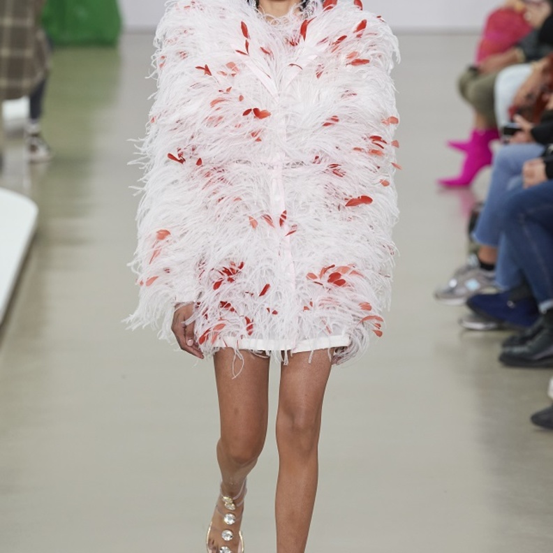 تنسيق الأحمر مع الابيض للوك شيك لافت بأسلوب Giambattista valli