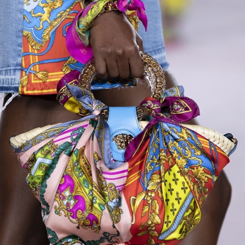 تصاميم حقائب متنوعة الألوان لإطلالة لافتة من Versace