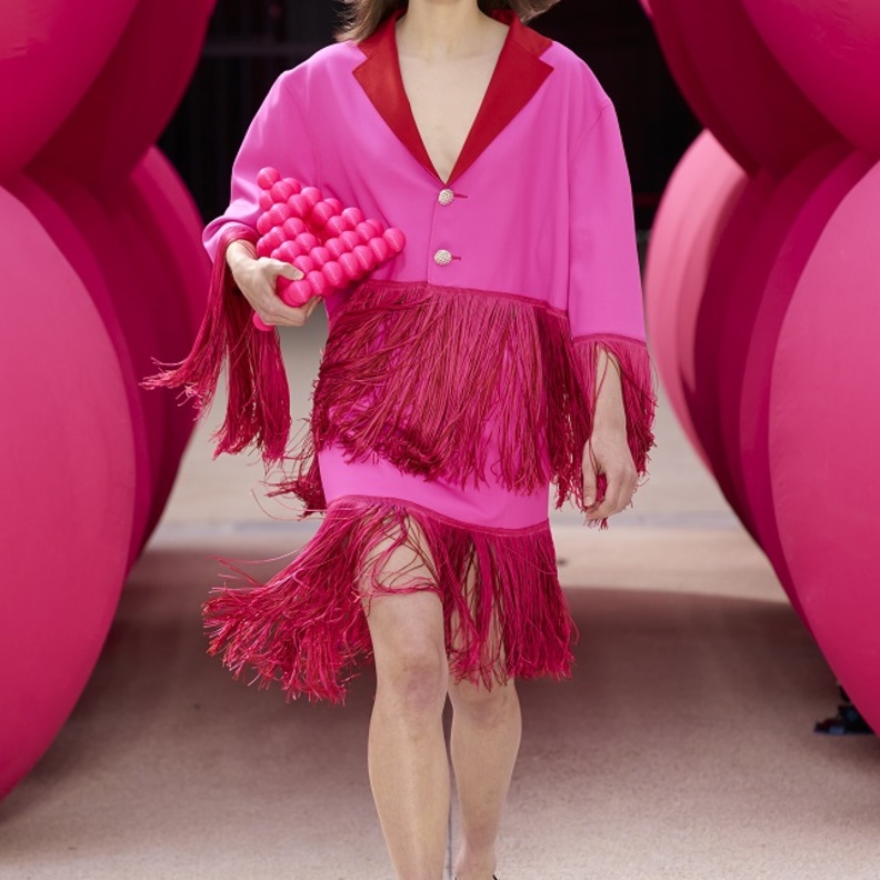 تنسيق إطلالات مع اللّون الفوشيا صيحة موسم ربيع وصيف 2022 من Victoria Tomas