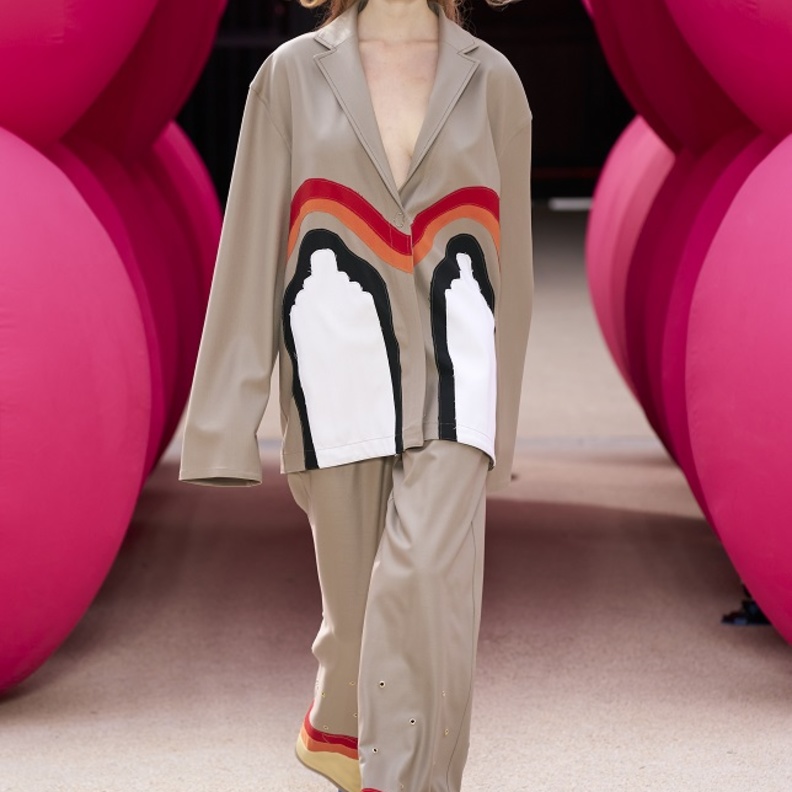 تنسيق السروال الواسع بأسلوب الطقم صيحة صيف 2022 من Victoria Tomas