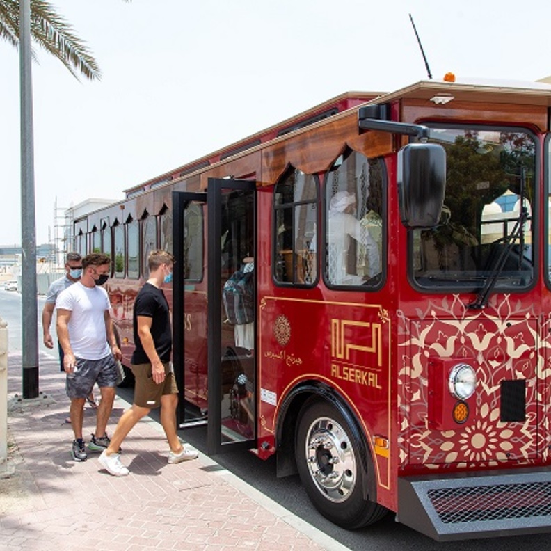 هيرتج إكسبريس.. تجربة تاريخية ساحرة في أحضان دبي القديمة
