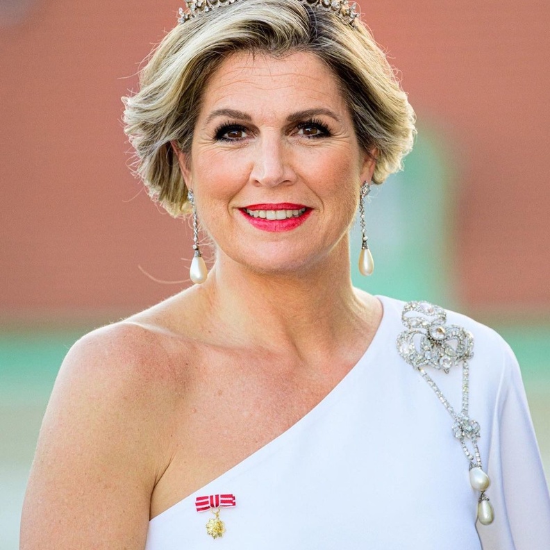 الملكة ماكسيما تتألق بإطلالة ساحرة باللون الأبيض في النمسا