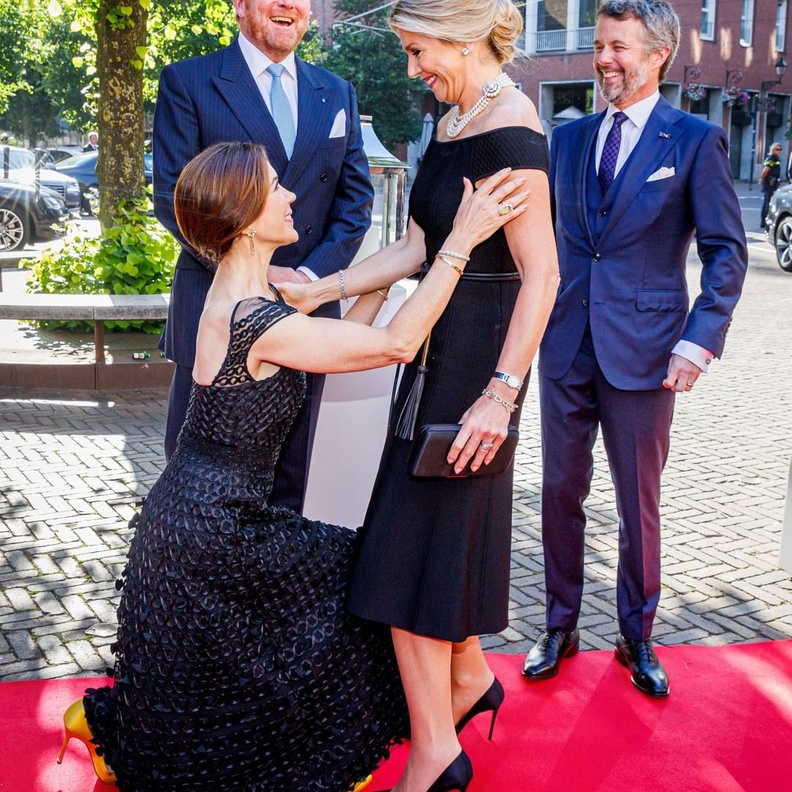 وسائل الإعلام تصف الأميرة ماري بسندريلا بعد انزلاق حذائها في أحدث ظهور لها