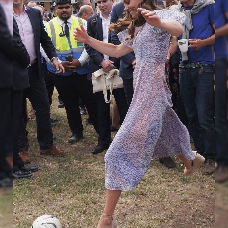 كيت ميدلتون تستعرض مهارتها في كرة القدم في ظهور رسمي جديد