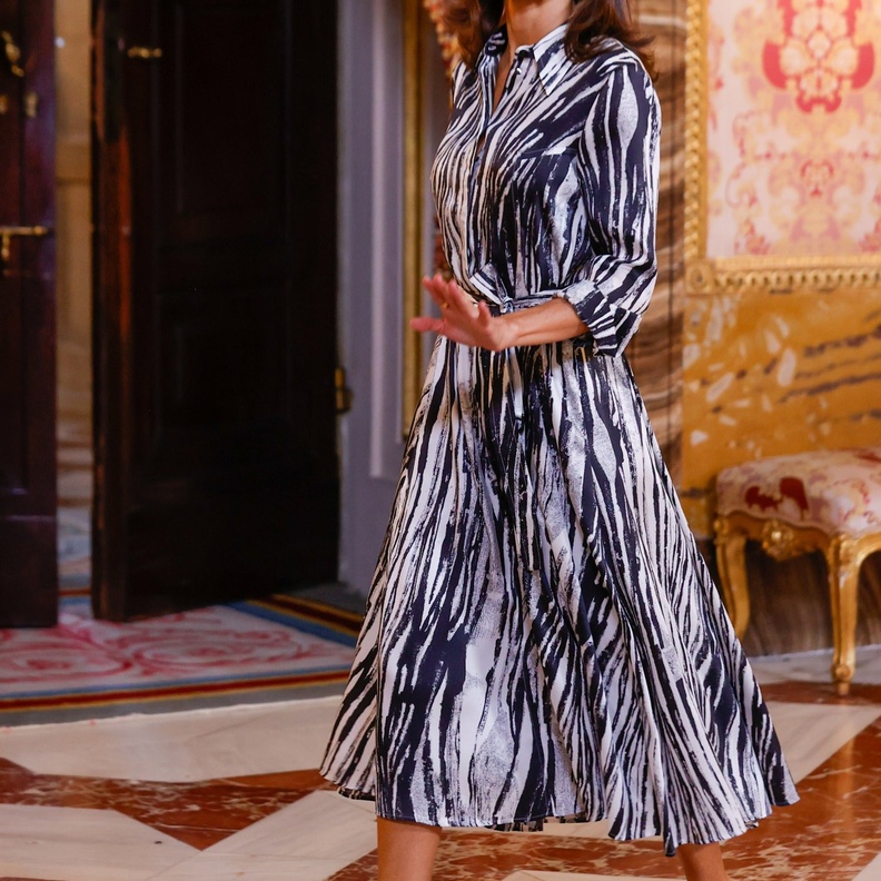 ملكة إسبانيا تظهر بإطلالة عصرية أنيقة بطبعة الخطوط 