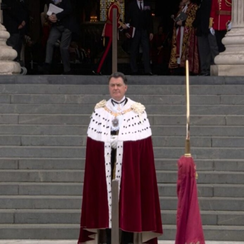 لماذا يوضع السيف الرمزي أمام كاتدرائية سانت بول عند زيارة العائلة المالكة؟