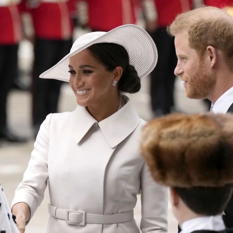 هل تلقى هاري وميغان هدايا لأطفالهما خلال زيارتهم للمملكة المتحدة؟