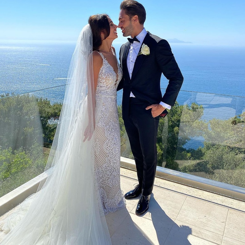 الممثلة البريطانية جيوفانا فليتشير تحتفل بزفاف شقيقها الأصغر بصور من حفل زفافه