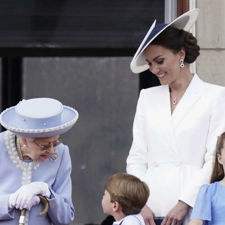 خبير قراءة الشفاه يفك شفرة الحديث بين الأمير لويس والملكة إليزابيث