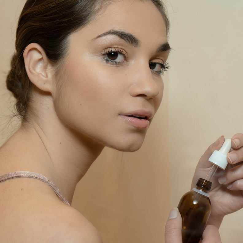 سيروم القهوة لجمال طبيعي وبشرة نضرة في دقائق معدودة