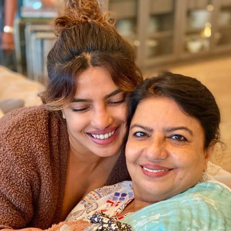 بريانكا شوبرا ووالدتها 