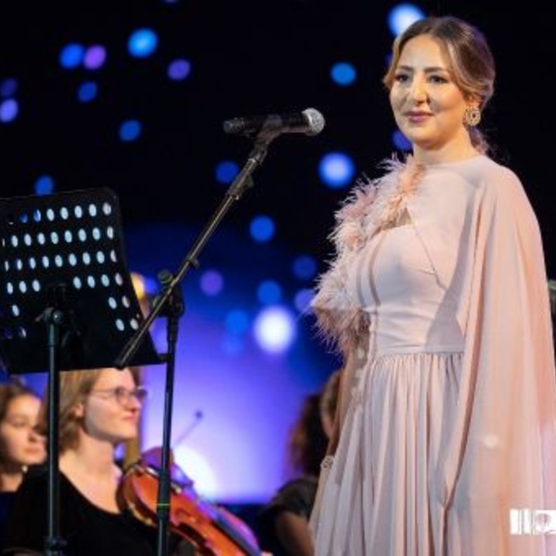 الفنانة الأوبرالية السعودية "سوسن البهيتي" تشعل مسرح مهرجان الأوبرا الدولي الأول في الرياض