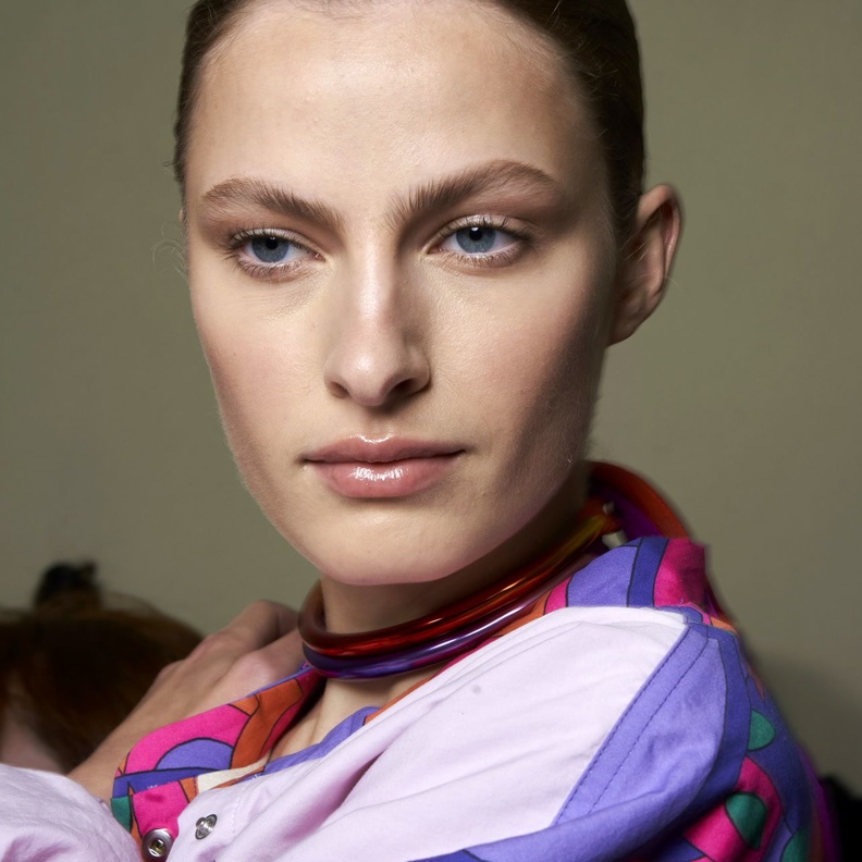 حيل جمالية لتوسيع سحبة العيون المبطنة باستخدام الماسكارا