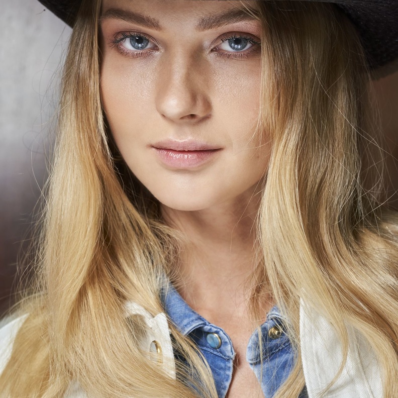 حيل لتوسيع العيون الصغيرة بتطبيق رسمات مكياج نيود مناسب لساعات النهار