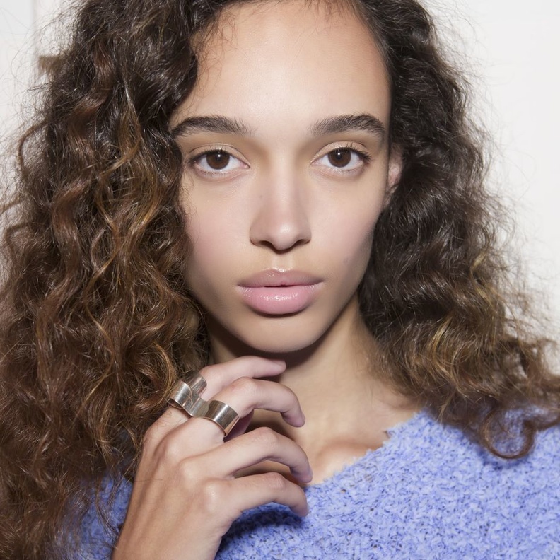 تسريحات شعر كيرلي سهلة وسريعة لكل المناسبات