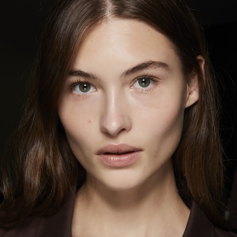 طريقة تطبيق رسمات حواجب تناسب الوجه الطويل لصيف 2022