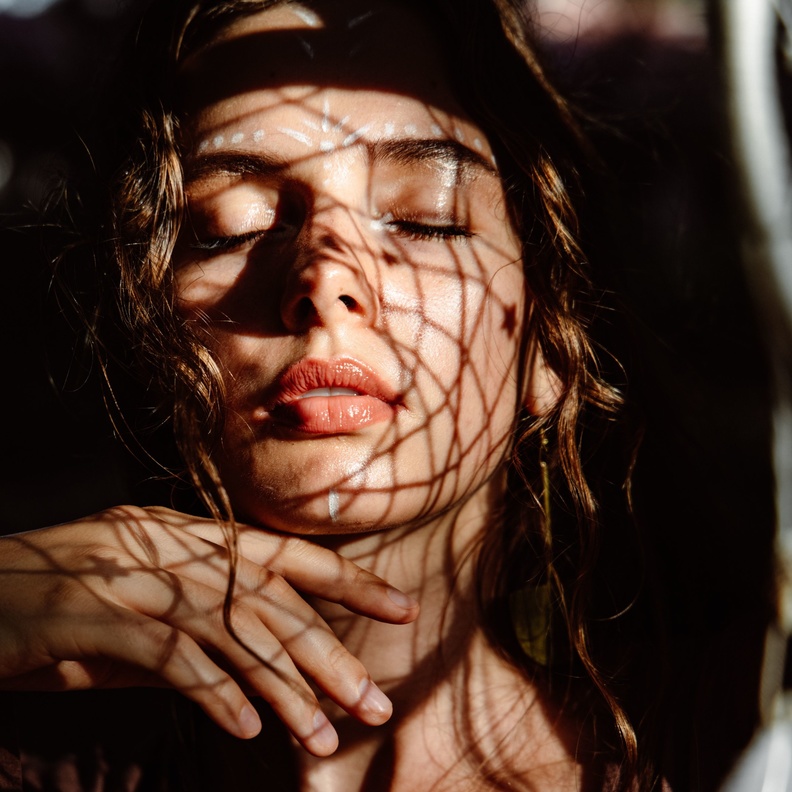 هل تعانين من جفاف البشرة؟ إليك أفضل الماسكات لترطيبها ومنح الجلد المرونة