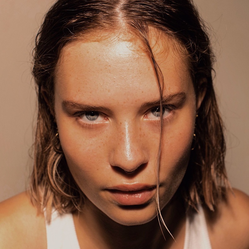 4 نصائح ذهبية للحد من إفرازات الزيوت في البشرة الدهنية