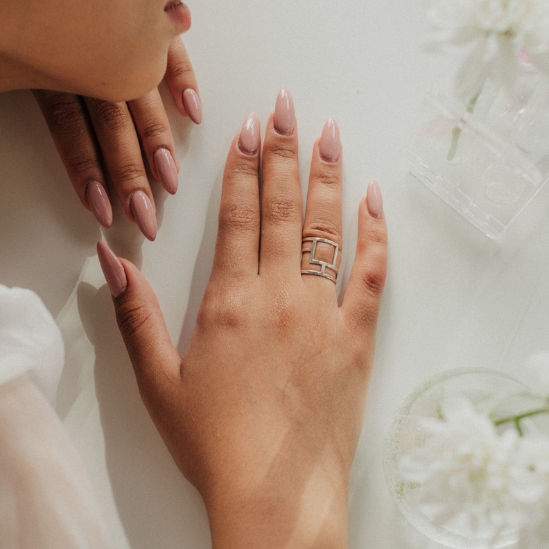 طرق فعالة للتخلص من تصبغات وإصفرار الأظافر بفترة قصيرة