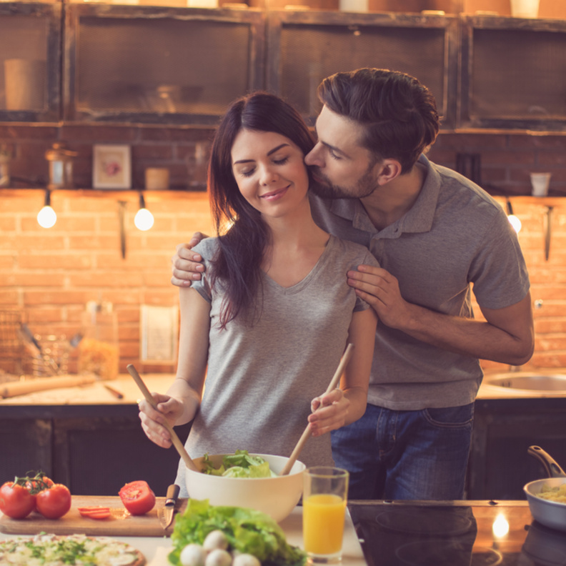 shutterstock_لا تجعلي حماتك الغيورة تشعر بأنك سرقت منها ولدها لأنها ستنتقم منك