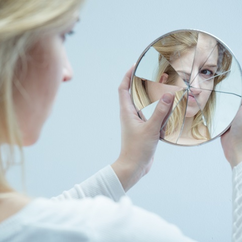 للمرأة التي تعاني من تدني تقدير الذات.. إليكِ الأسباب والنصائح من اختصاصية