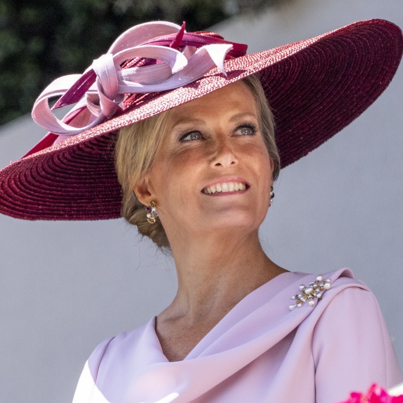 أفخم مجوهرات سيدات العائلة المالكة البريطانية في سباق Royal Ascot 