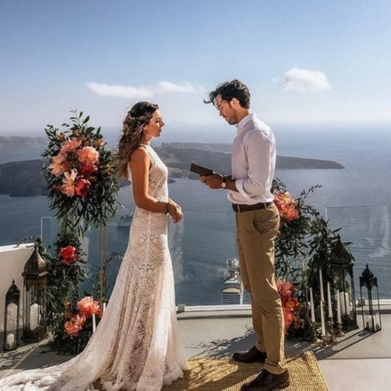 أفكار رائعة لديكور طاولات حفلات الزفاف بزهور الفاوانيا