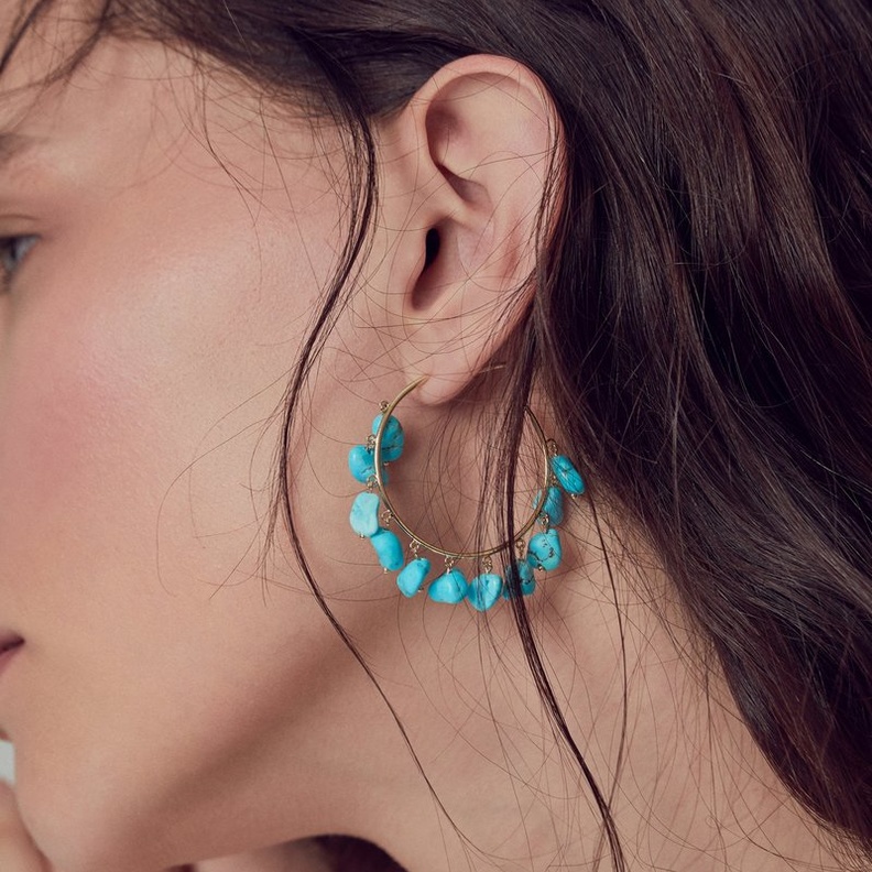 أجمل أقراط الفيروز الساحرة التي لا غنى عنها في اطلالة الشاطئ