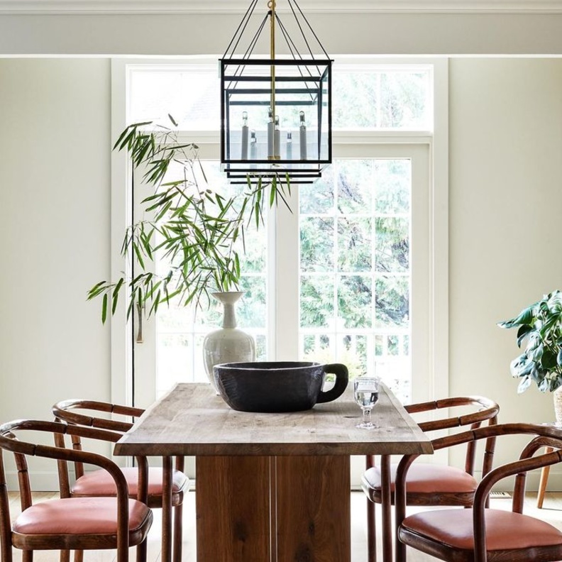 أحواض النباتات الخضراء تزين ديكورات غرف الطعام 2022 بالنمط الريفي والعصري