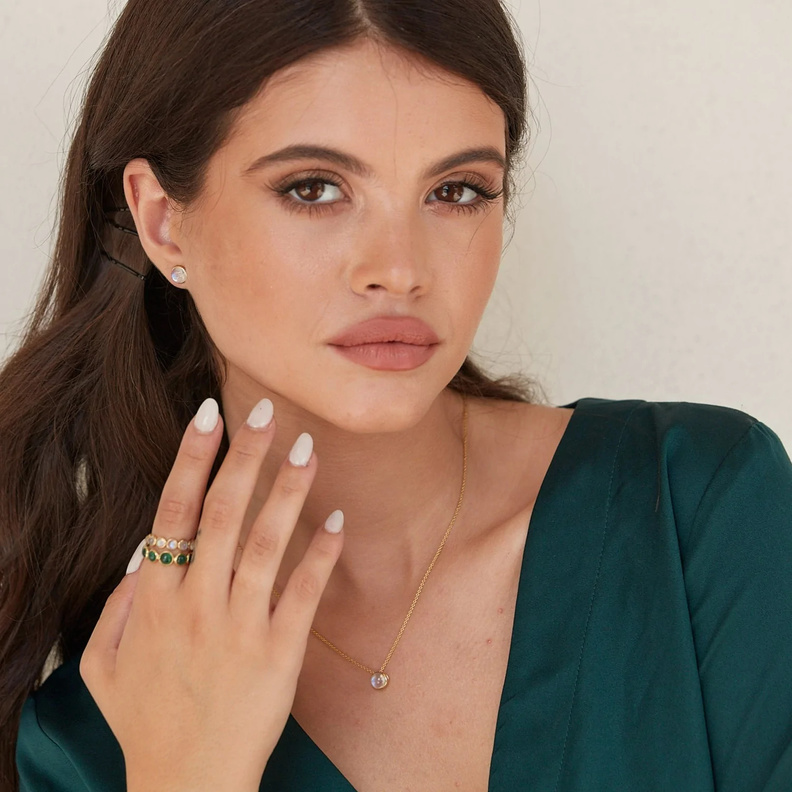 أروع المجوهرات المرصعة بأحجار القمر الملونة