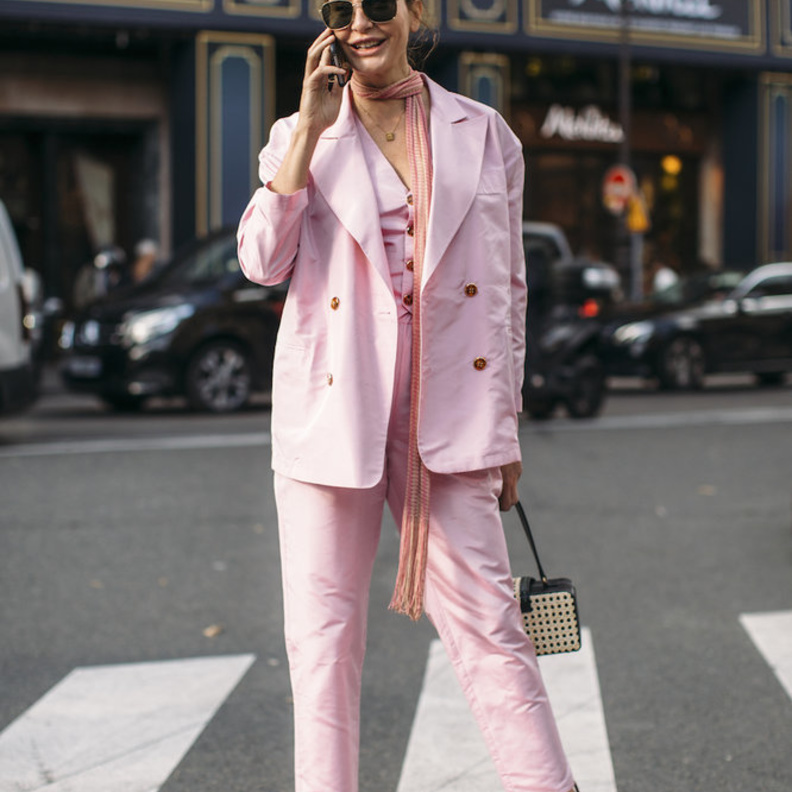 أفكار مميزة لاعتماد اطلالات في البدلة الرسمية باللون الزهري