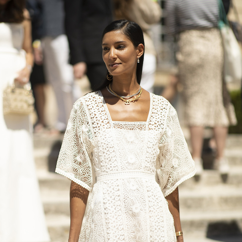 اختاري الفستان الأبيض لأيام الصيف الحارة 