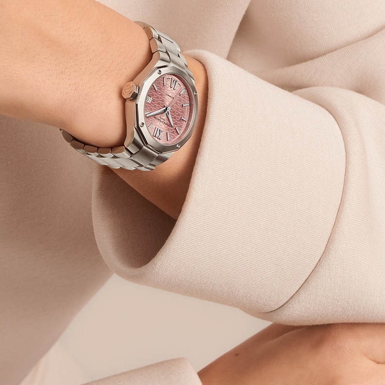 إطلالة أنثوية جذابة بالساعات ذات الأقراص الوردية