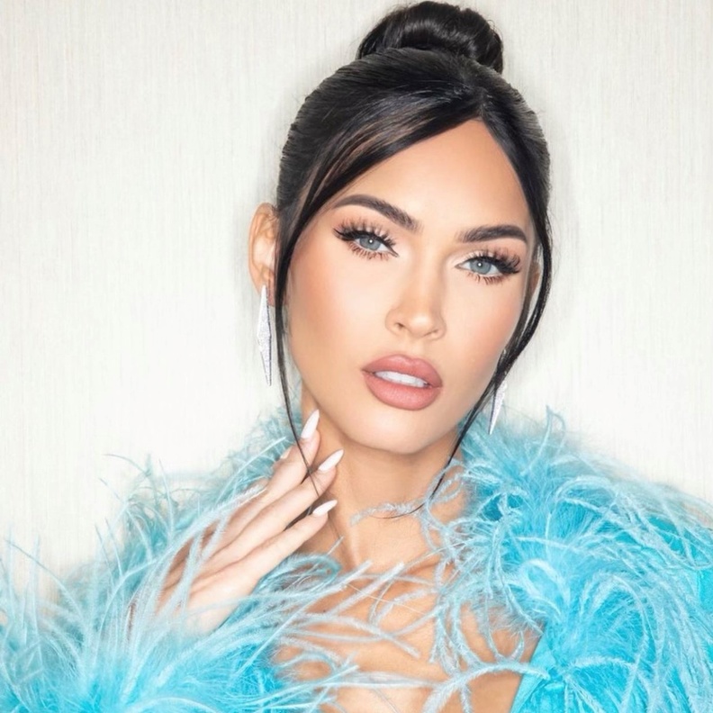 إطلالة جمالية متكاملة مع تسريحات شعر ميغان فوكس مناسب للعيد - الصورة من حسابها على انستغرام