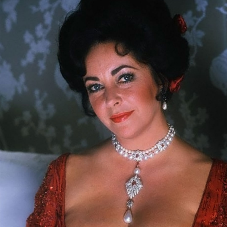 إليزابيث تايلور بعقد لؤلؤة لا بيريغرينا