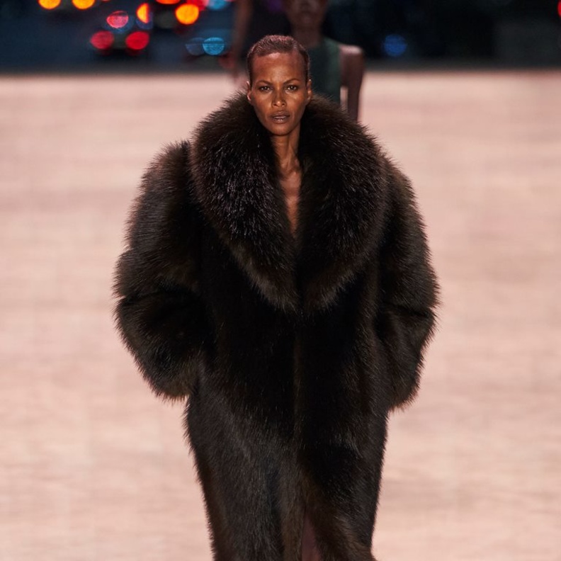 اثبتت Saint Laurent أن استعمال الفرو الاصطناعي لا يُفقد التصاميم طابعها الفاخر والأنيق